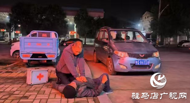 “河南好人”刘永欣跪地施救 82岁走失老人转危为安