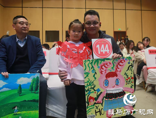 驻马店：儿童画作拍卖筹善款 爱心传递温暖“事实孤儿”