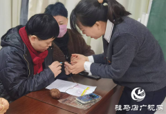 驿城区：非遗钩编点亮残疾人心灯
