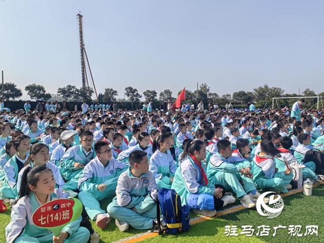 驻马店市第四中学举行红歌传唱汇报表演 