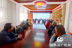 菊香满庭暖重阳 童心敬老润花​开