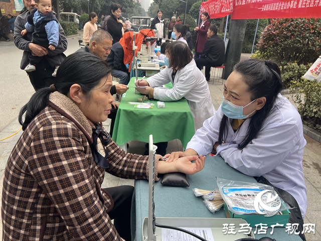 重阳节健康公益活动为老年居民送上“光明礼包”