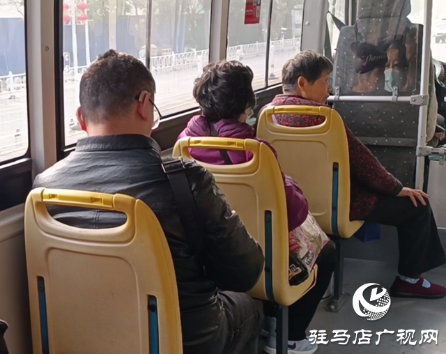 驻马店：公交车座椅加装软垫 暖心举措提升出行体验