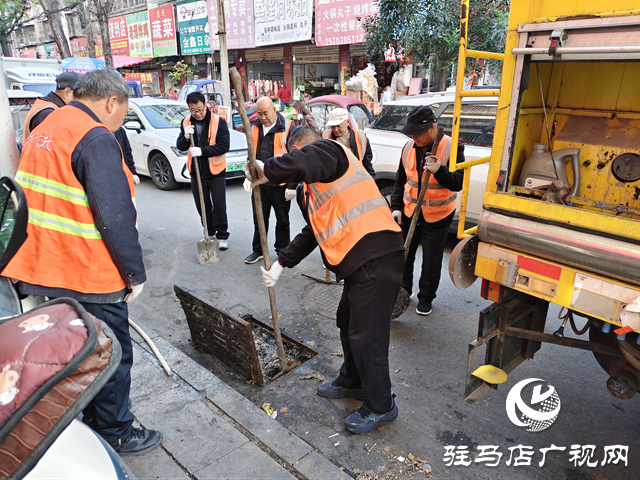驻马店:下水道堵塞污水外溢 城管高效响应快速疏通