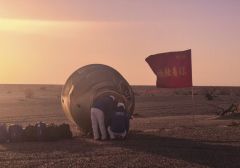 舟落东风霞色里 画展神州明日春 ——写在神舟二十号航天员乘组天外凯旋之际