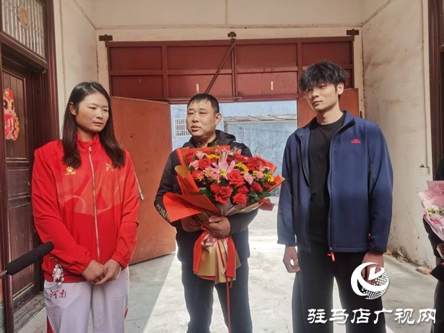 驻马店姑娘许盈盈全运会夺金载誉归来 受到家乡父老乡亲热烈欢迎