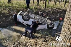 平舆：一轿车侧翻入沟四人被困 警民携手寒水中成功营救