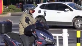 电动车“挡风被”藏风险 御寒装备这样选又暖又安全