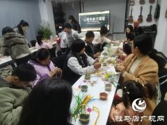 亲子手工课堂开课 巧手绘心点缀冬日生活