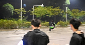 时速破百、灯光眩目……改装电动自行车“步步惊心”