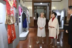 彭丽媛同法国总统夫人布丽吉特参观北京人民艺术剧院