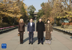 习近平同法国总统马克龙在成都进行友好交流