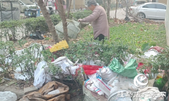 飞龙小区拾荒乱象引争议 多方协力整治除隐患