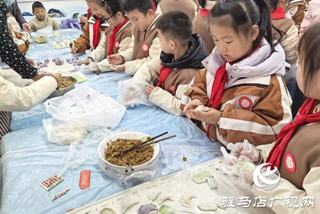 驻马店市金雀路小学开展包饺子主题活动