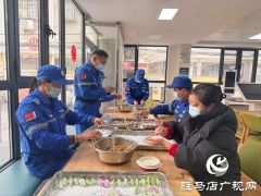 情满冬至 天中救援队慰问敬老院老人