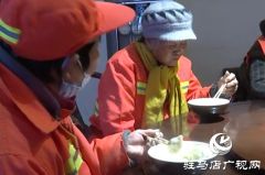 爱心企业冬至送暖 一碗热饺敬慰环卫工