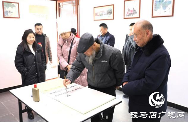 王胜利书画小品展在驻马店皇家驿站开展