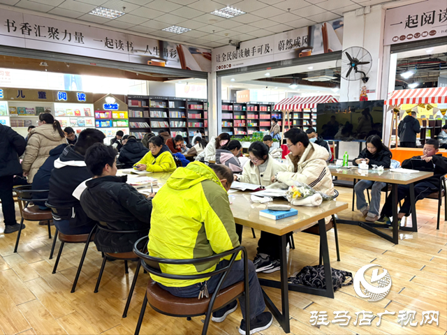 元旦假期书店成市民“充电”休闲新热点