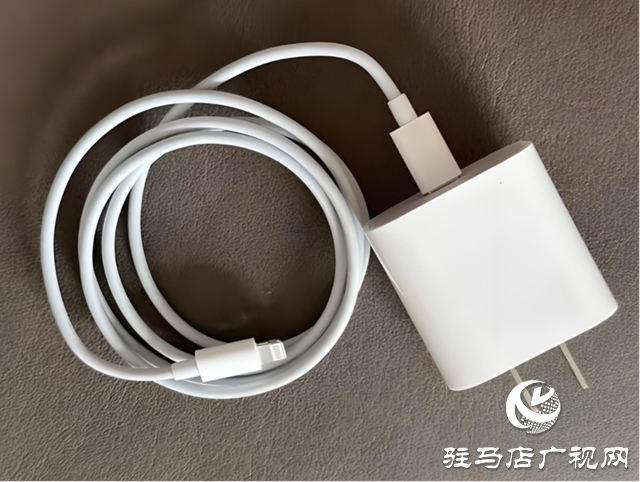 充电器彻夜待机,夜间充电别偷懒,充完即拔才安全!