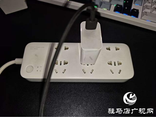 充电器彻夜待机,夜间充电别偷懒,充完即拔才安全!