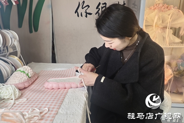 手上经纬 足底温情:杨菲的编织之路