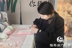 手上经纬 足底温情：杨菲的编织之路