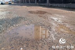 门前道路难行 居民期盼早日修复