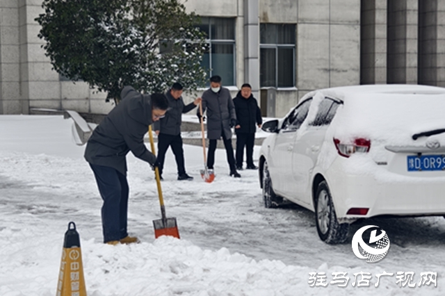 驻马店广播电视台:闻雪而动显担当 清扫冰雪暖驿城