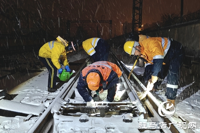驻马店车务段明港车站全力迎战强降雪保畅通