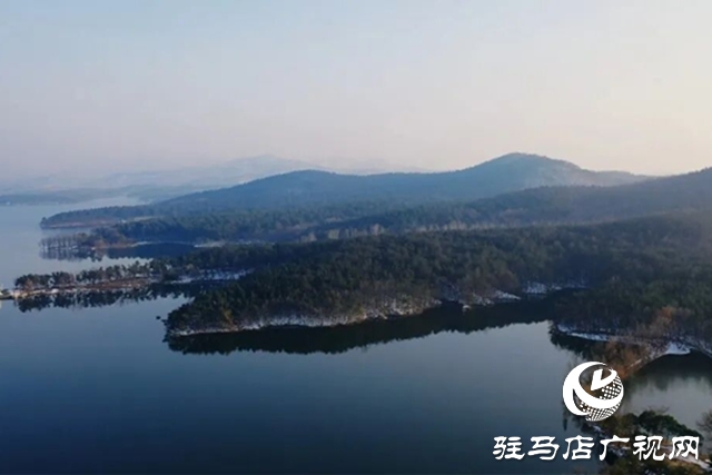 【大美天中】泌阳铜山湖现“冰蓝”奇观 冬日画卷引客来
