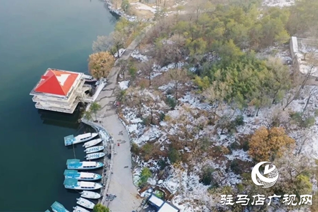 【大美天中】泌阳铜山湖现“冰蓝”奇观 冬日画卷引客来