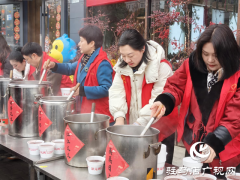 腊八粥香暖环卫工 巾帼志愿显真情