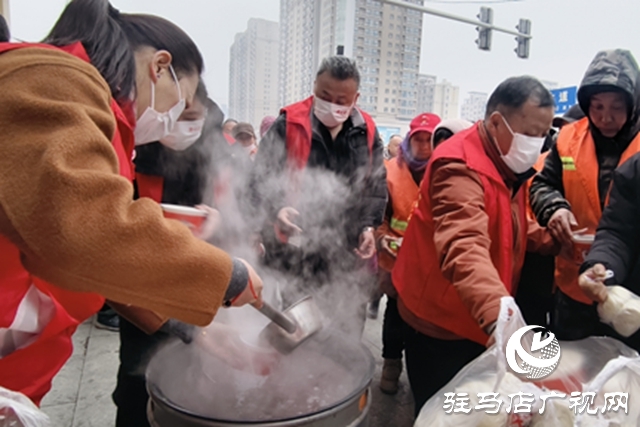 腊八粥暖“橙”心 政企携手慰问环卫工人