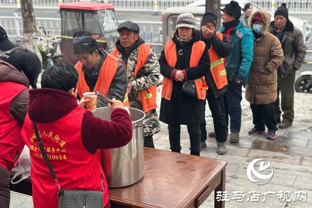 驿城区人民街道:腊八粥香暖人心 爱心服务传温情