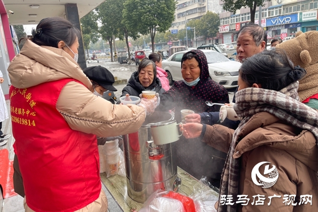 驿城区人民街道:腊八粥香暖人心 爱心服务传温情
