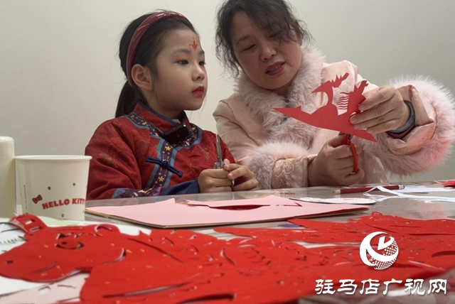 非遗传承人朱俊:剪出龙马精神 守护指尖年俗