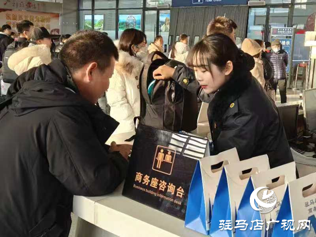 驻马店西站积极开展“春暖农民工”服务行动