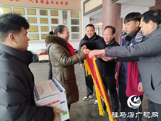 驻马店开发区高中学生吕志毅助迷途老人归家获赠锦旗致谢