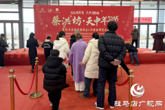 年货节里飘墨香 市民排队领&ldquo;福&rdquo;忙