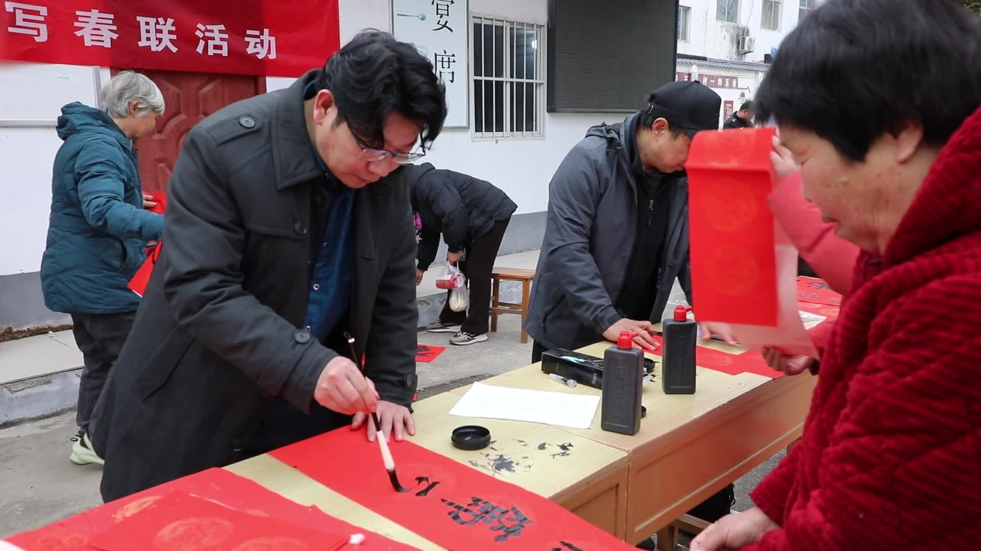 笔墨迎春送祝福 驻马店书法家赴关王庙乡义写春联