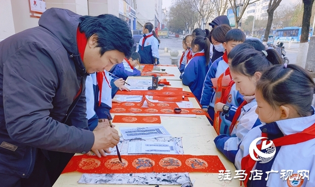 驻马店市第三小学：书韵飘香迎金马 春联传情暖新春