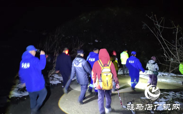 寒夜驰援八小时 蓝天救援筑起“生命防线”