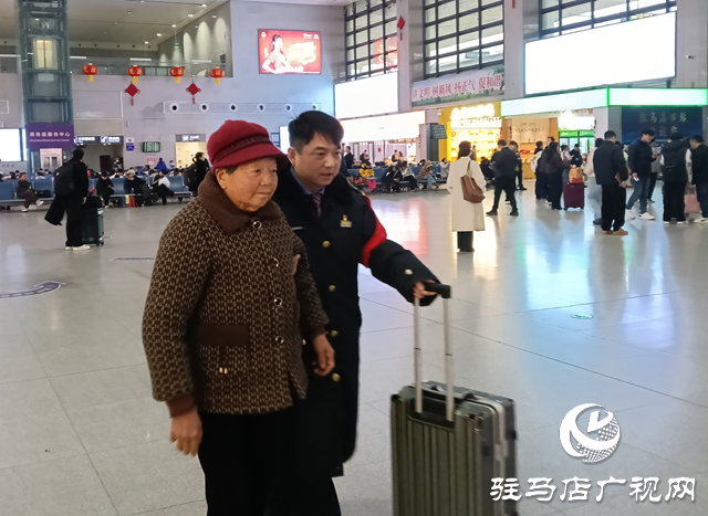 “铁道老兵”殷海涛:三十年如一日 守护春运归途