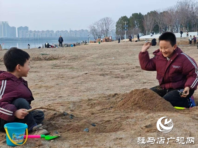 驻马店:寒假亲子时光添暖意 公共场所“陪伴热”升温