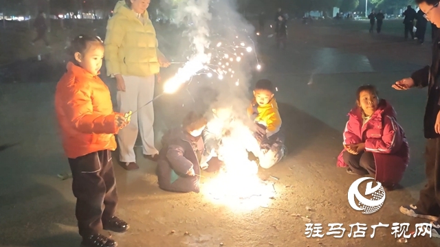 驻马店:寒假亲子时光添暖意 公共场所“陪伴热”升温