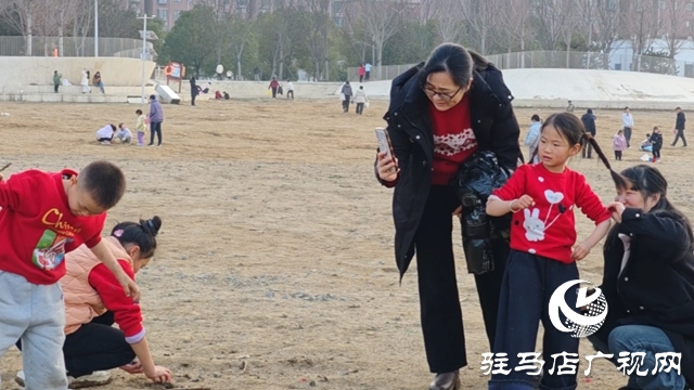 驻马店:寒假亲子时光添暖意 公共场所“陪伴热”升温