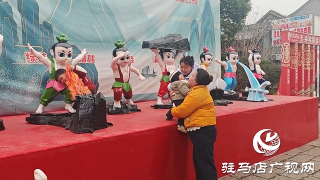 驻马店:寒假亲子时光添暖意 公共场所“陪伴热”升温