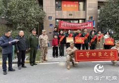 平舆县军地联合为二等功臣家庭送喜报