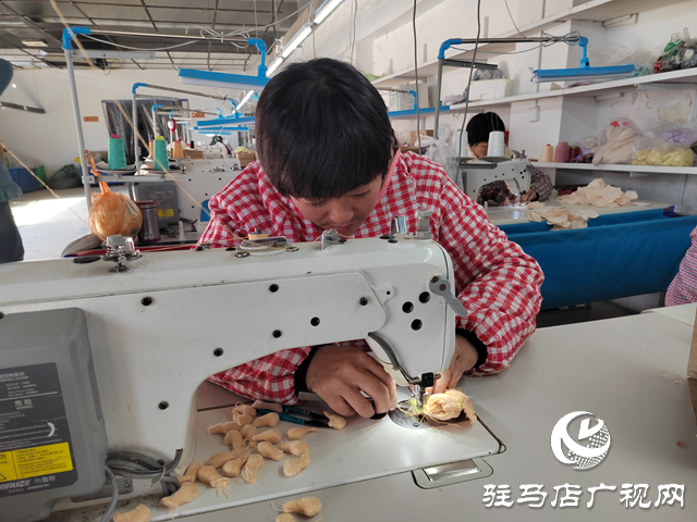上蔡县杨屯乡杨仕位村: 毛绒玩具缝出乡村振兴新图景