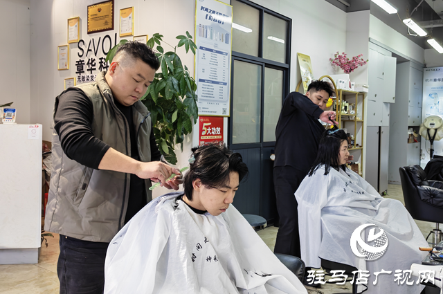 驻马店节前理发店爆满 “头顶大事”拉满新年仪式感